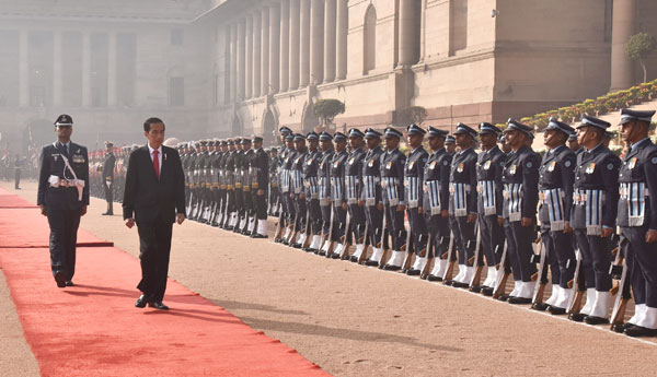  Narendra Modi with the President of Indonesia, Mr. Joko Widodo at the ceremonial welcome, at Rashtrapati Bhavan