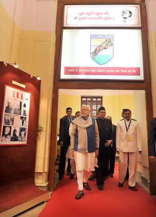 Narendra Modi paying floral tribute at Netaji's bust before the launch of the digitised files, in New Delhi