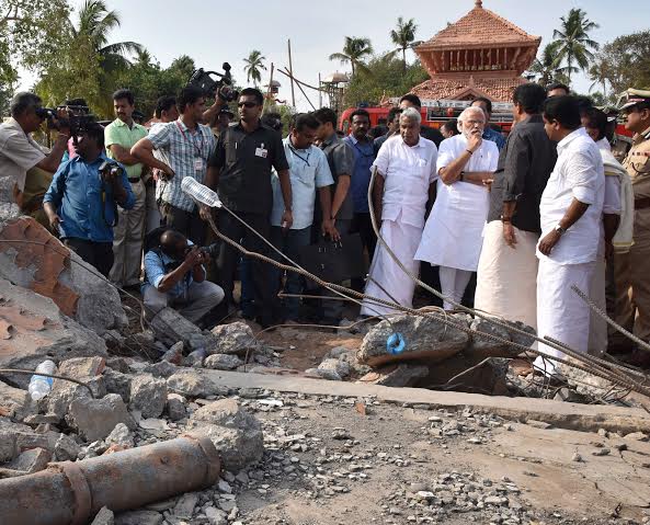 Narendra Modi being received by the Governor of Kerala