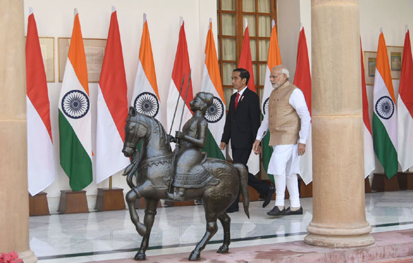  Narendra Modi with the President of Indonesia, Mr. Joko Widodo at the ceremonial welcome, at Rashtrapati Bhavan