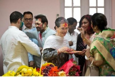 Congress ministers celebrate Holi at 24, Akbar Road