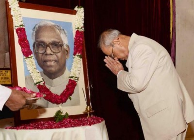 President of India pays floral tributes to K.R. Narayanan on his birth anniversary