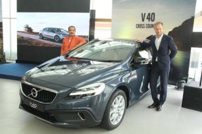 Volvo Cars launches the 2017 V40 & V40 Cross Country adorning â€˜Thorâ€™s Hammerâ€™