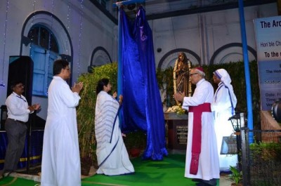 Mamata Banerjee unveils Mother Teresa's statue in Kolkata
