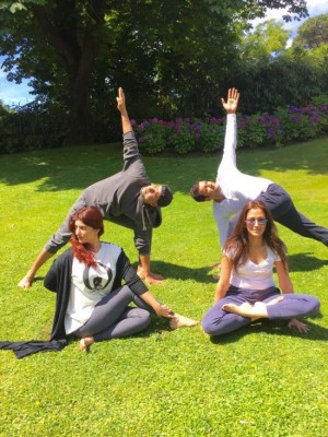Akshay Kumar, Twinkle Khanna performs yoga
