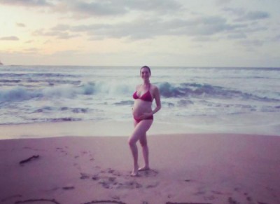 Anne Hathaway shares baby bump photo