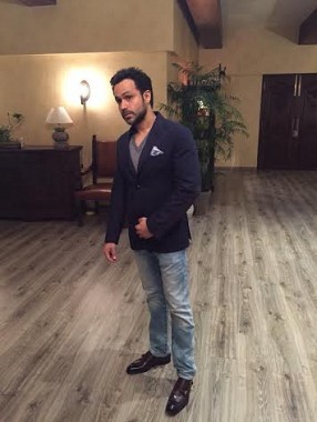 Emraan Hashmi comes to Nargis Fakhri's rescue on sets of Azhar