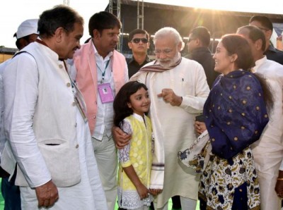 Modi meets girl who lost her father during bomb blast in 2013 Patna rally