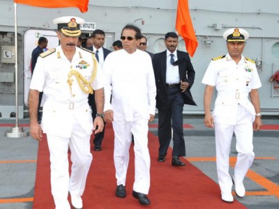 Sri Lankan President visits INS Vikramaditya at Colombo 