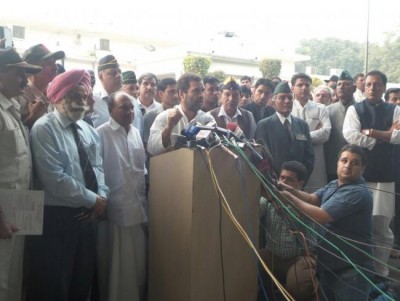 OROP: Rahul Gandhi meets ex-servicemen