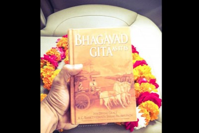 Akshay Kumar receives Bhagvad Gita from a passerby in Mathura
