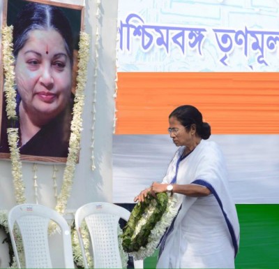 Mamata Banerjee pays homage to Jayalalithaa 