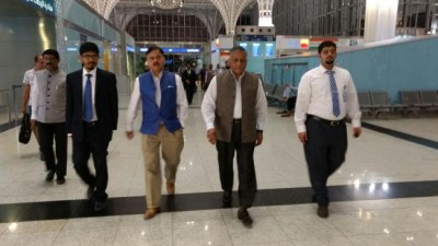VK Singh greets first batch of Indian Hajis in Medina