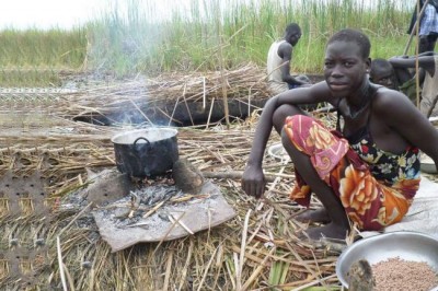 Hunger and ongoing insecurity forcing South Sudanese to flee country, UN agency reports