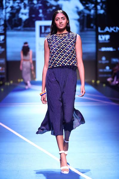 Kriti Sanon sizzles LFW