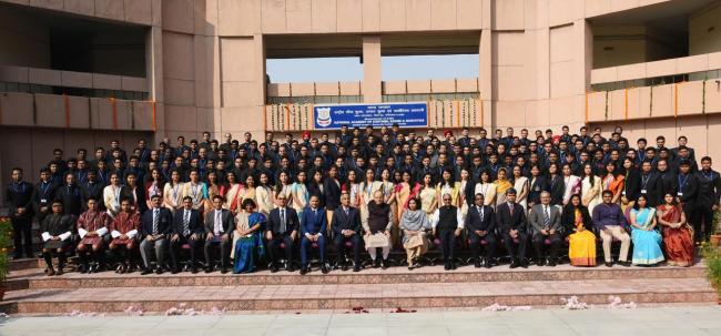Hamid Ansari paying floral tributes at the Samadhi of the former President, Dr. Shankar Dayal Sharma on his death anniversary