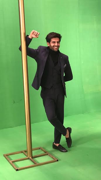 Kartik Aaryan slays award shows with his quirkiness