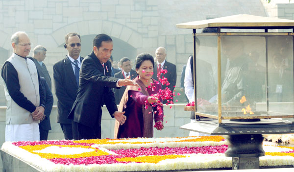  Narendra Modi with the President of Indonesia, Mr. Joko Widodo at the ceremonial welcome, at Rashtrapati Bhavan