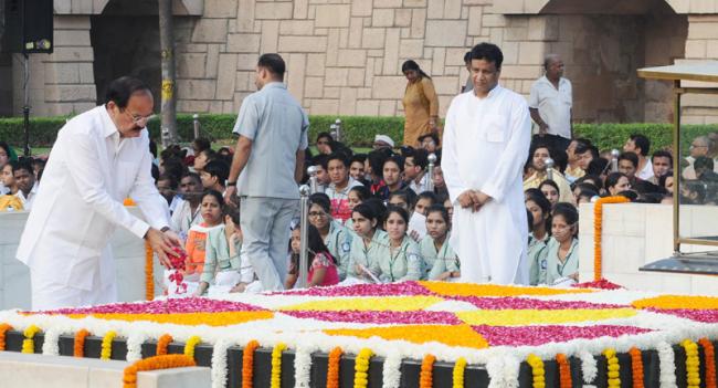 PM Modi, Prez Mukherjee pay tribute to Mahatma Gandhi, Lal Bahadur Shastri