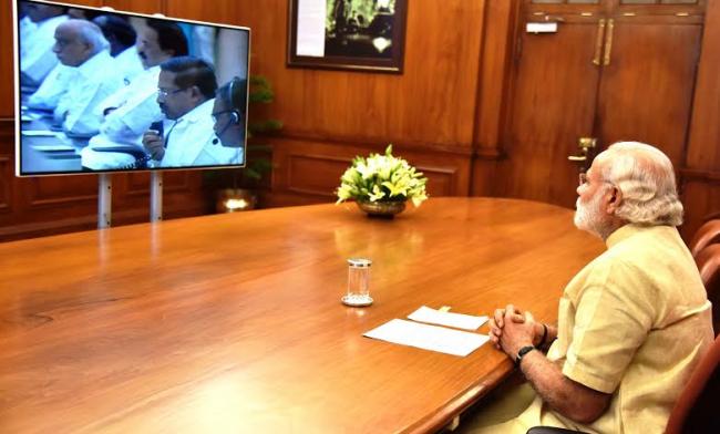 Pranab Mukherjee being received by the Deputy Prime Minister of Papua New Guinea, Mr. Leo Dion