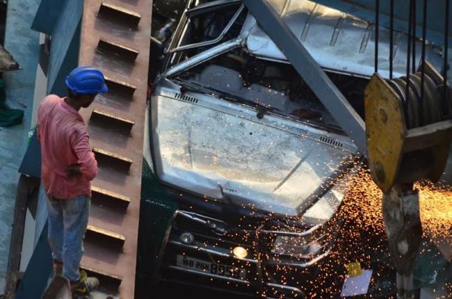 Over 10 killed in Kolkata under construction fly over collapse 