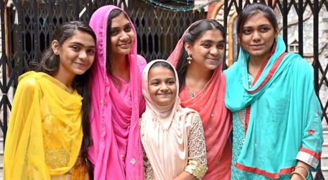 Women offer Eid prayers, greet each other in Kolkata