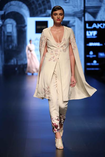 Ileana D'Cruz sizzles LFW ramp