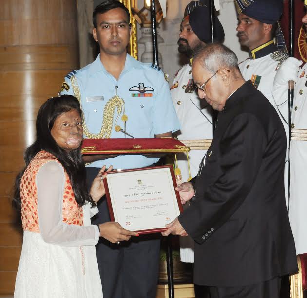 Pranab Mukherjee presenting the Nari Shakti Puruskars for the year 2016 to Chhanv Foundation