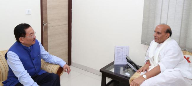 Pawan Kumar Chamling calling on the Union Home Minister, Rajnath Singh