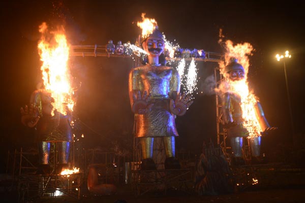 60-feet-tall Ravana burnt on Dussehra in Kolkata's Salt Lake