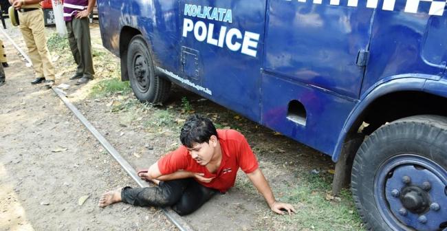 Kolkata Police lathicharge protesters, many injured