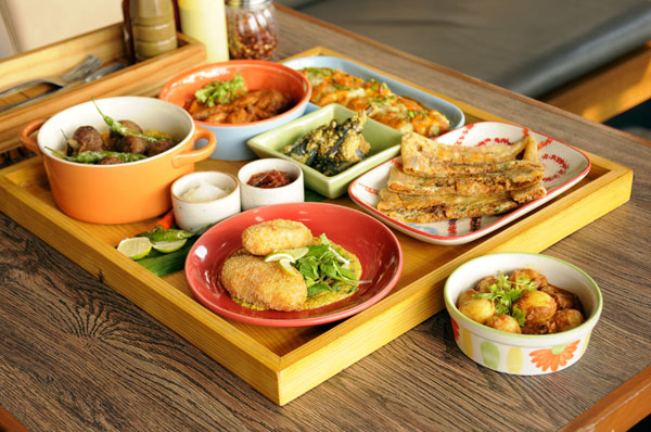 Kolkata: Monkey Bar launches 'Iti Auntyâ€™sPujor Special Thaalaâ€™