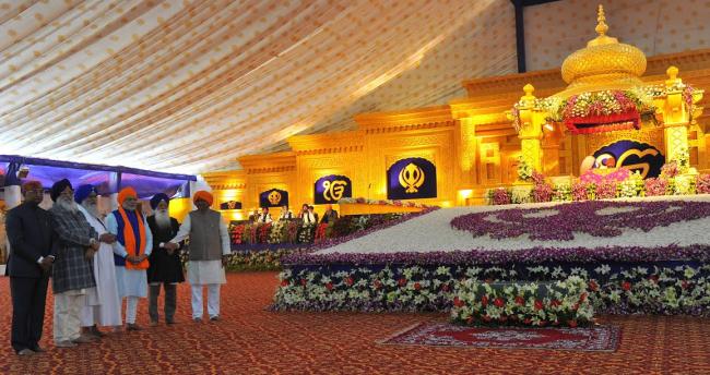 Narendra Modi being welcomed by the Chief Minister of Bihar