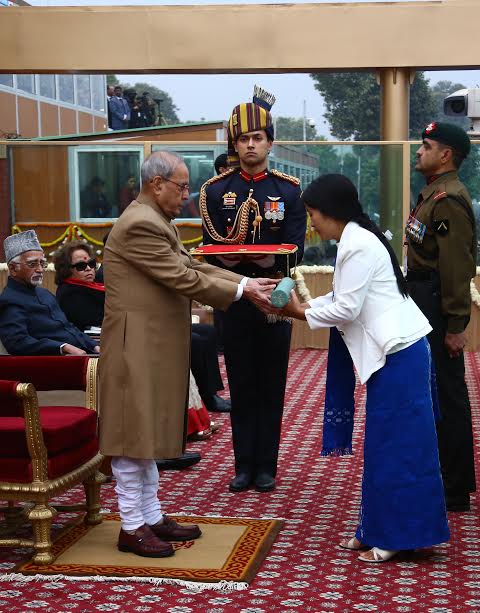 Pranab Mukherjee presents Ashoka Chakra Award to martyr Havildar Hangpan Dada