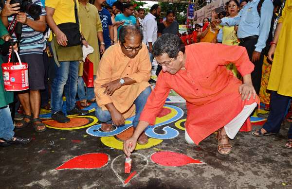 Prosenjit Chatterjee inaugurates India's Longest Street Alpona in Kolkata