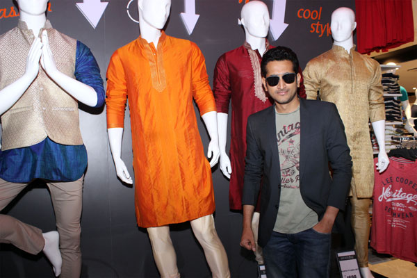 Actor Parambrata Chatterjee takes a look at fbb Big Bazaar Pujo Collection