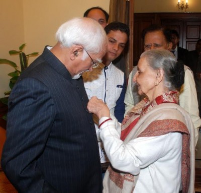  M. Hamid Ansari being presented with the â€˜Flag Stickerâ€™