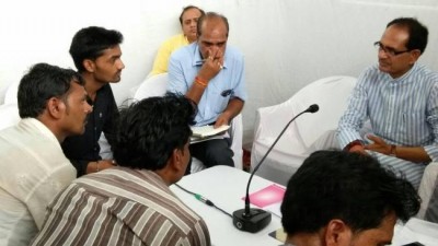 Madhya Pradesh: Farmers meet CM at the 'fasting' venue, Opposition terms the fasting as 'drama'