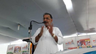 Union minister urinates in public, puts Swachh Bharat Abhiyan in question