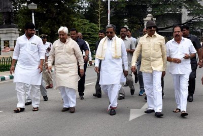 Congress protest outside Minister Shivakumar's residence over I-T raids
