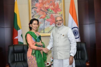 Modi meets Suu Kyi, extends India's solidarity with Myanmar over Rakhine violence issue