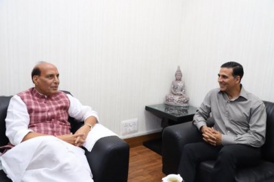 Rajnath Singh appreciates Akshay Kumar for helping Indian soldiers 
