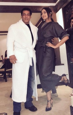 Sonakshi Sinha shares stunning image with Salman Khan
