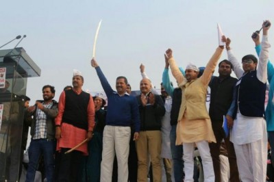 Shoe thrown at Kejriwal during Rohtak rally