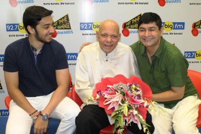 Mehmood Ali wins the 92.7 BIG FMâ€™s â€˜Hit Thhe Hit Rahengeâ€™ award