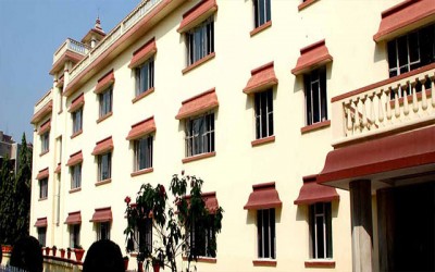 Kolkata Police allegedly attack protesting guardians at MP Birla school