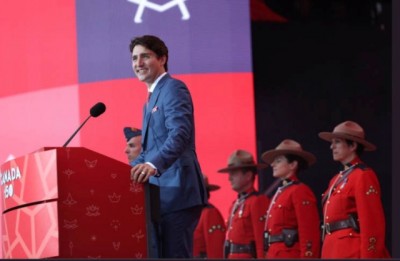 Prince Charles joins Trudeau on rain-sodden Parliament Hill to celebrate Canada 150 in Ottawa 
