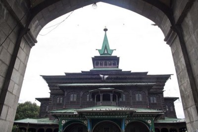 Fire damages historic shrine in Srinagar