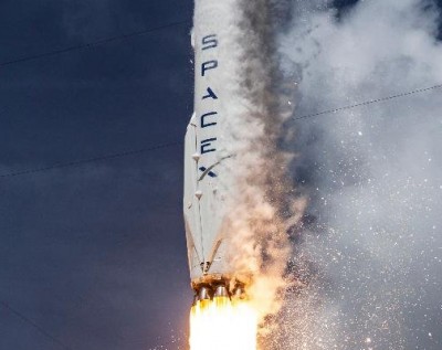 SpaceX to send space tourists around Moon in 2018