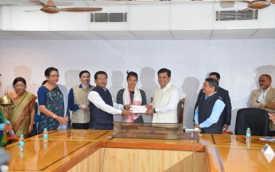 Sonowal presents cheque of Rs 10 lakh to boxer Ankushita Bodo